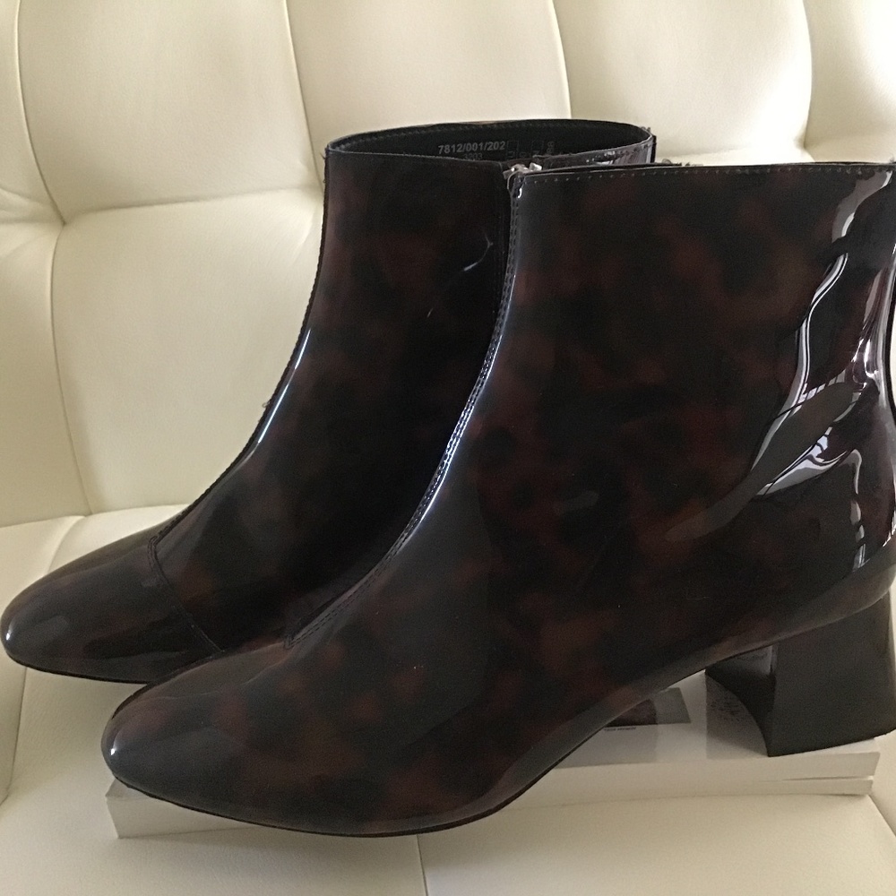 Low heel, chocolate patent leather ankle booties by Zara - size 40